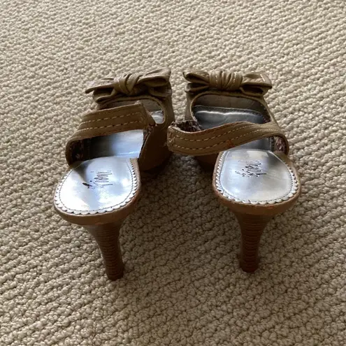 Fioni Nude High Heel Bow Front Platinum 4” Heels Vegan Leather Size 8.5 Like New