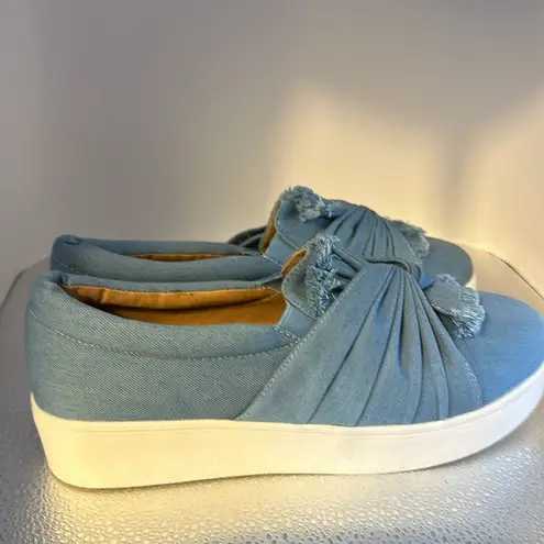 Catherine Malandrino Catherine’s absolutely adorable flat shoes. Light denim with denim Bow size 10.