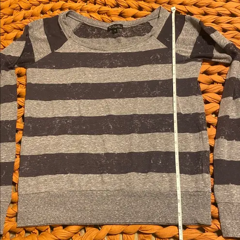 Nollie Vintage Y2K Gray and Black Striped Women’s Long Sleeve Shirt