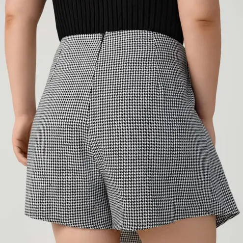 Cider Black Houndstooth Mid Waist Mini Skort