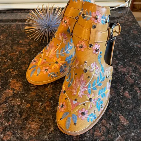 Embroidered Riveted Block Heel Sling Back Bootie Sandals Ankle Strap Size 10 Tan