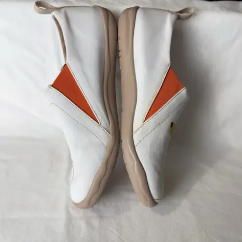 UIN Womens Slip On Sneakers Travel Shoes Casual Loafers Yellow Dog Size 8 White