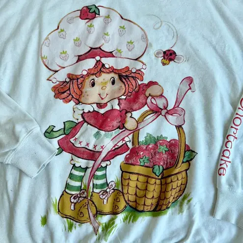 Strawberry Shortcake Picnic Basket Graphic Crewneck Sweatshirt Size M