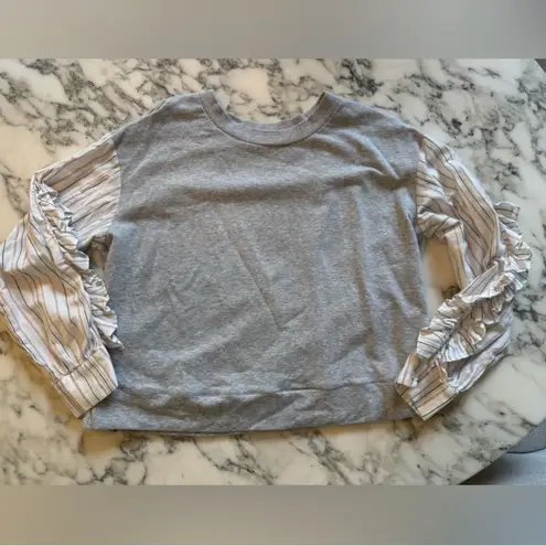 1. State EUC Gray and White Ruffle Sleeve Sweatshirt Sz M
