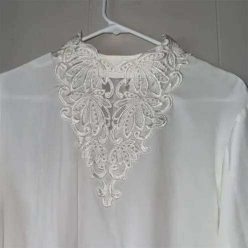 Vintage Women's White Blouse Size 14 Collared Long Sleeve Embroidered