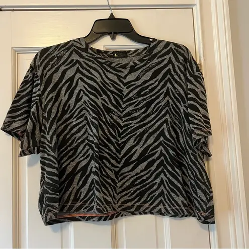 Mother the Slouch Short Sleeve Cropped Tee in Against the Wild Zebra Print Black Size L