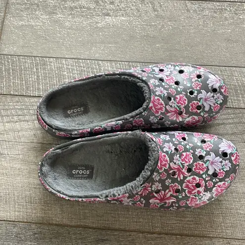 Crocs Size 9 Grey and Pink Floral Fleece Lined Clog Shoes