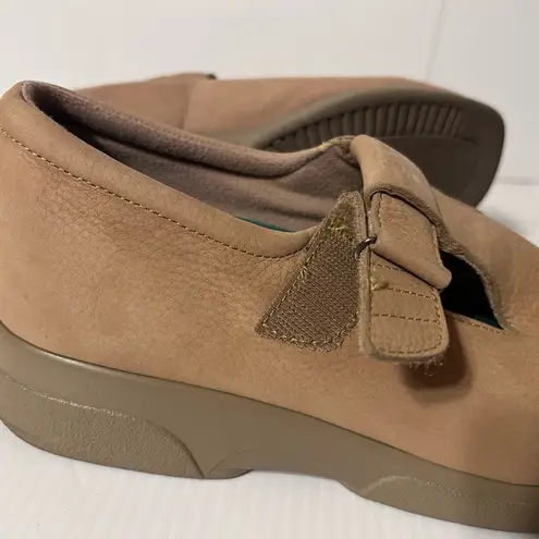 Drew beige leather Mary Jane comfort shoe women size 10 W