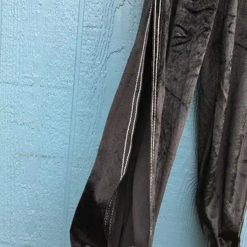 Boutique branded Velvet Jogger Pants with side split
Black Women’s Size Small