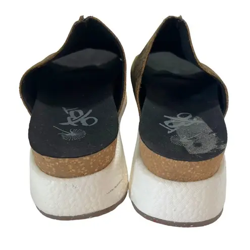 OTBT wayside savanna camo leather platform slides