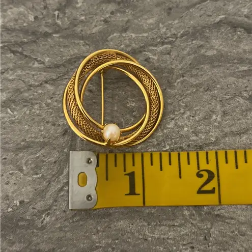 Vintage MCM Retro Gold Tone Swirl Mesh Faux Pearl Circle Brooch Pin 60s Classic