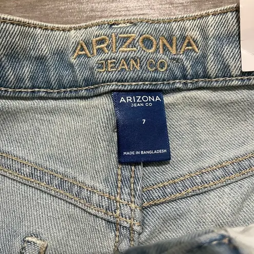 Arizona Jeans Arizona jean company nwt denim shorts size 7 hi-rise mom 2.5”inseam