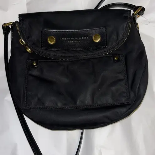 Marc by Marc Jacobs BLACK NYLON CROSSBODY W/ GOLD HARDWARE
POCKETS IN & OUTSIDE