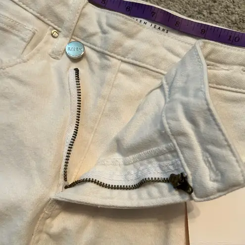 Risen  white high rise jean shorts size medium NWT -broken zipper