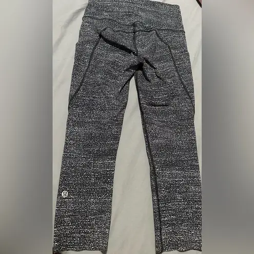 Lululemon  Gray Black and White Size 4 Cropped Leggings