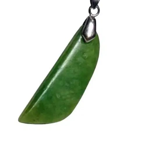 Vintage Pea Pod (looking) Sterling Silver Jade Pendent Green
