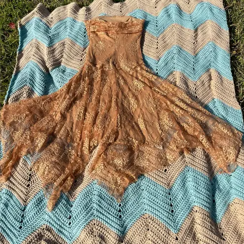 Yves vintage golden coppery strapless lace dress w/handkerchief hem. Size M. Gold Size M