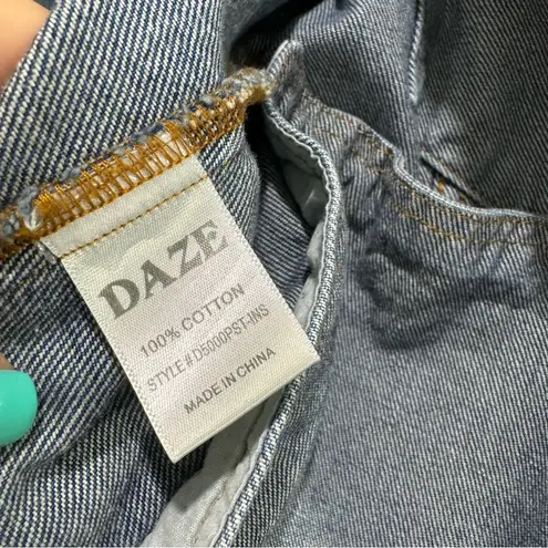 Daze Denim The Main Squeeze Crop Jacket in Throwdown Distressed Large