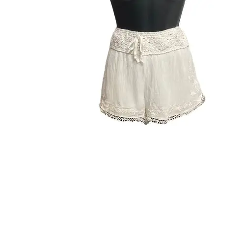 Rue 21 RUE‎ 21 Women’s White Crepe Floral Crochet Shorts Size Small