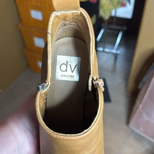 NWOT DV Dolce Vita Gladice Wedge Bootie Tan Size 9