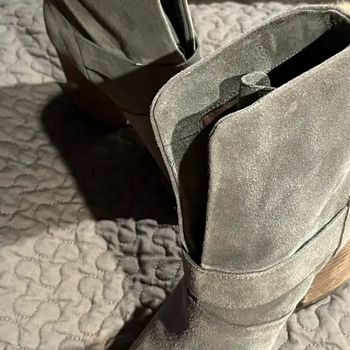 Isola Lavoy Grey Leather Stacked Heel Ankle Boots Size 7M Gorgeous NWOT