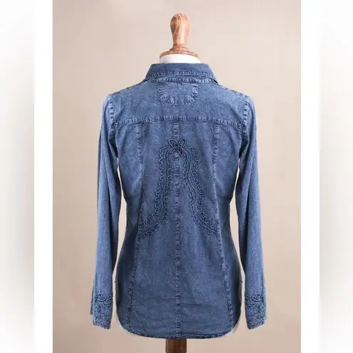 Novica Lily of The Incas Button