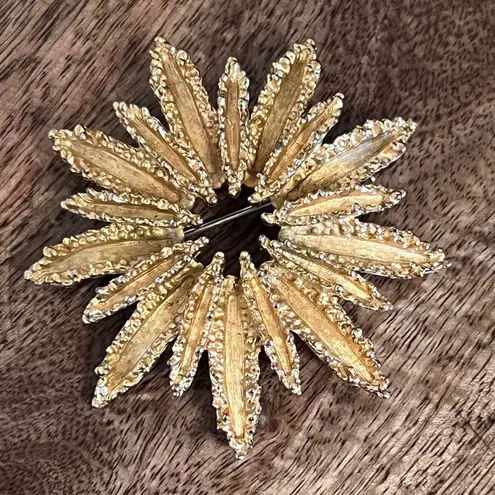 Vintage 1972 Avon Gold Tone Starburst Brooch Pin Costume Jewelry Holiday