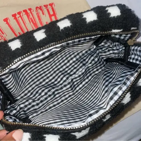 MIDNIGHT LUNCH Carrie Sherpa Pouch | Black + White