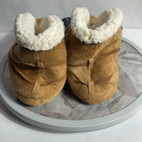 Isotoner Women’s Slippers Memory Foam Eco Comfort Buckskin Small 5-6 Tan Cozy