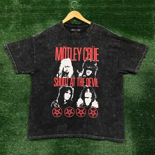 Motley Crue Shout At The Devil Heavy Metal Band Mineral Wash Tee XL