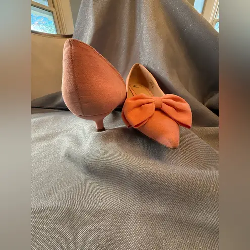 Journee Collection Journee Orana Kitten Heel Pump with Bows in Coral Sz 9