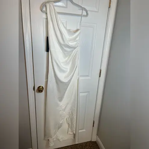 Elliatt Biarritz Gown in Ivory