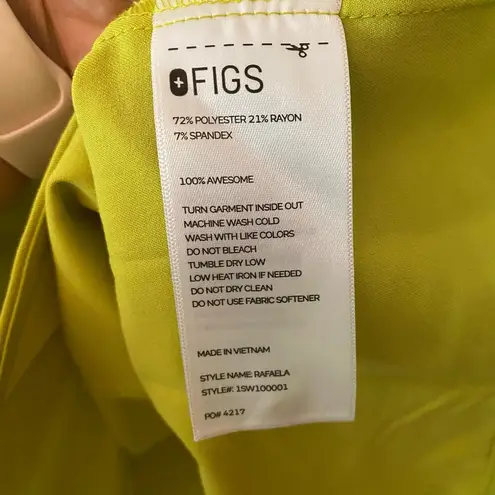 FIGS NWT  Women's size 3XL Chartreuse Rafaela Three-Pocket Scrub Top