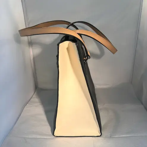 Calvin Klein  Leo Smooth PU Novelty East/West Boxy Large Tote. NWT - Image 4