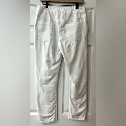 Bella Amore White Pull on Pants with Sparkle Design Size 8