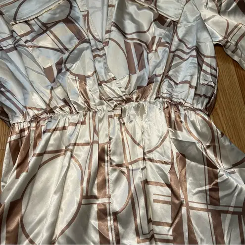 Pretty Little Thing  Champagne Chain Plunge Playsuit Satin Romper Women’s Size 6‎