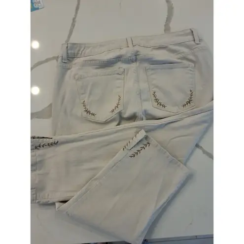 Code Bleu Chelsea Size 14W Crop Embroidered Design And Slit End Jean Shorts Tan