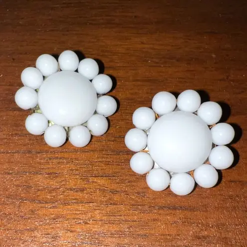 Vintage Womens Beaded Flower Clip On Fashion Earrings White from Japan