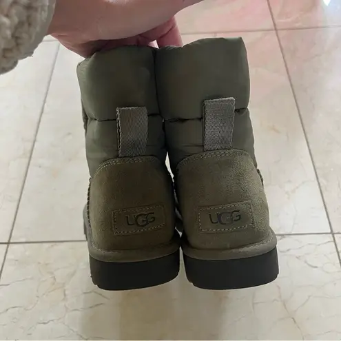 UGG  NWOT Women's Green Classic Maxi Toggle Mini Boots Sz 8 with Rubber Covers