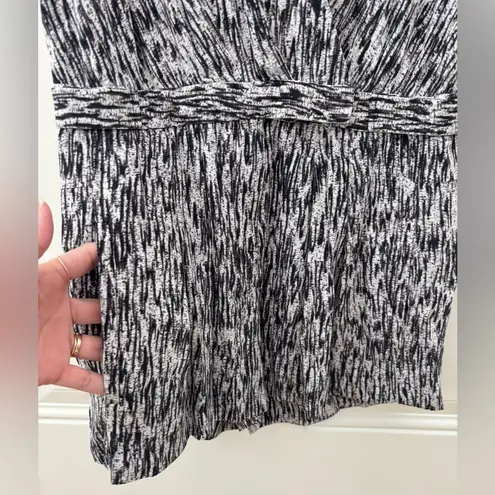 Halston Heritage Black White Abstract Romper Size 0 (XS) V-Neck Gently Used