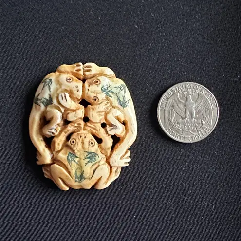 Vintage EUC hand carved bone pendant. 3 frogs “see, hear, speak no evil” Green