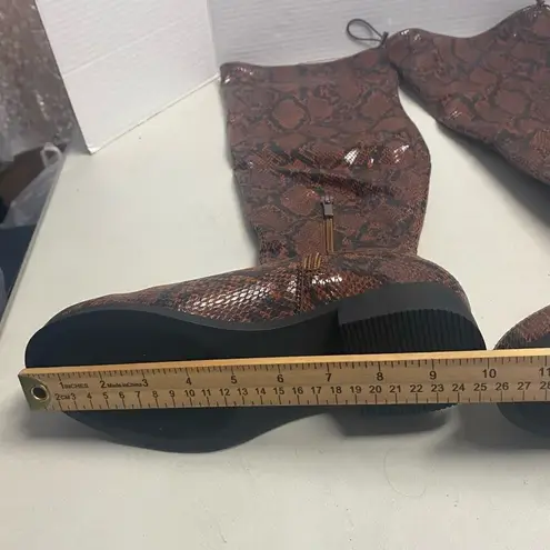 SHOEDAZZLE Women’s Knee Boots Reena Snake Design Beown Size 8 Zipper Closure NEW Brown