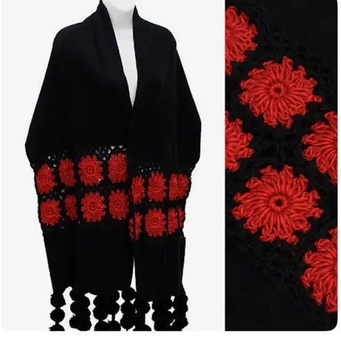 Boutique NWT  Elegant Essence New York huge boho crocheted floral pompom scarf wrap