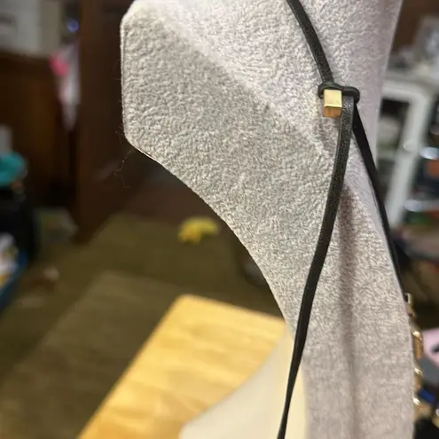 Beautiful, jeweled necklace the jewels have a little bit of yellow tint to them.