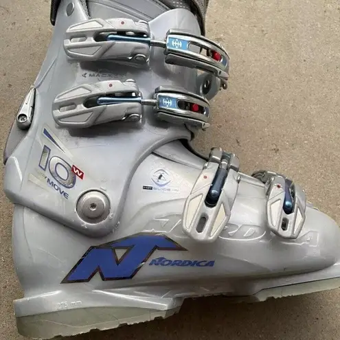 Nordica 10W Easy Move Skiing Ski Boots Women’s Sz 9/9.5 US Size Silver Gray Blue