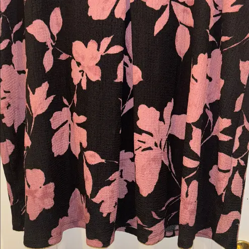 YOURS CLOTHING BRAND
BLACK TEXTURED MATERIAL WITH DARK PINK MAUVE FLORAL DESIGN Black Size XXL