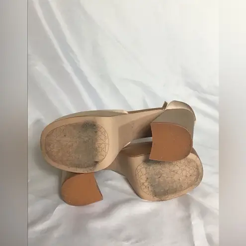 Jewel Badgley Mischka Women Gold Platform Shoes with jeweled buckle Sz. 8 EUC