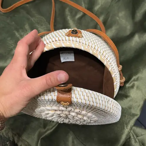 Round Woven wicker shell Bag crossbody in Cream and Tan new with defect