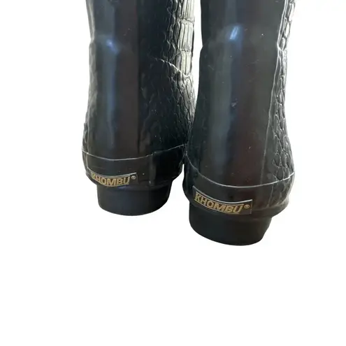 Khombu Womens Black Crocodile-Embossed Rain & Snow Boots Size 10