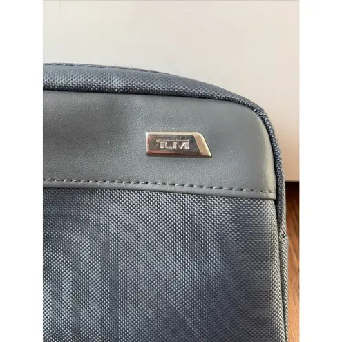 TUMI for DELTA Airlines Travel / Storage Toiletry Bag Nylon Softcase w Amenities Gray